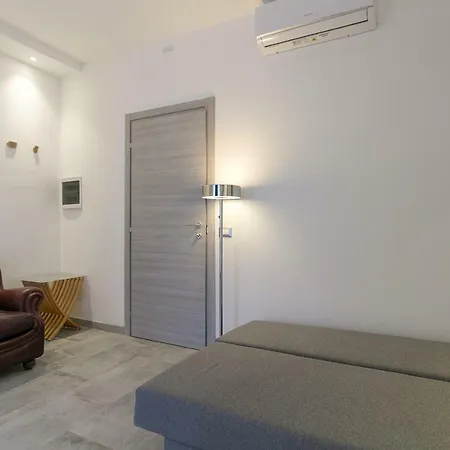 Central Station Intimate Apt Milan